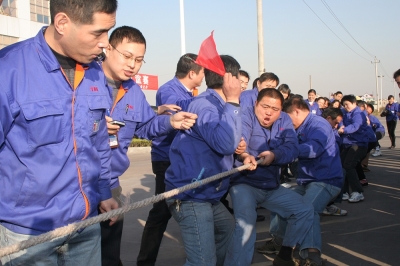 公司举行“心往一处使”员工拔河比赛